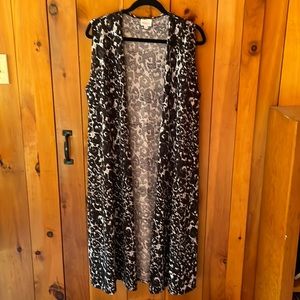 print cardigan sleeveless and side slits. Below knee length.